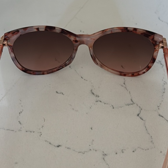 Chic Tortoiseshell Sunglasses - Picture 7 of 15